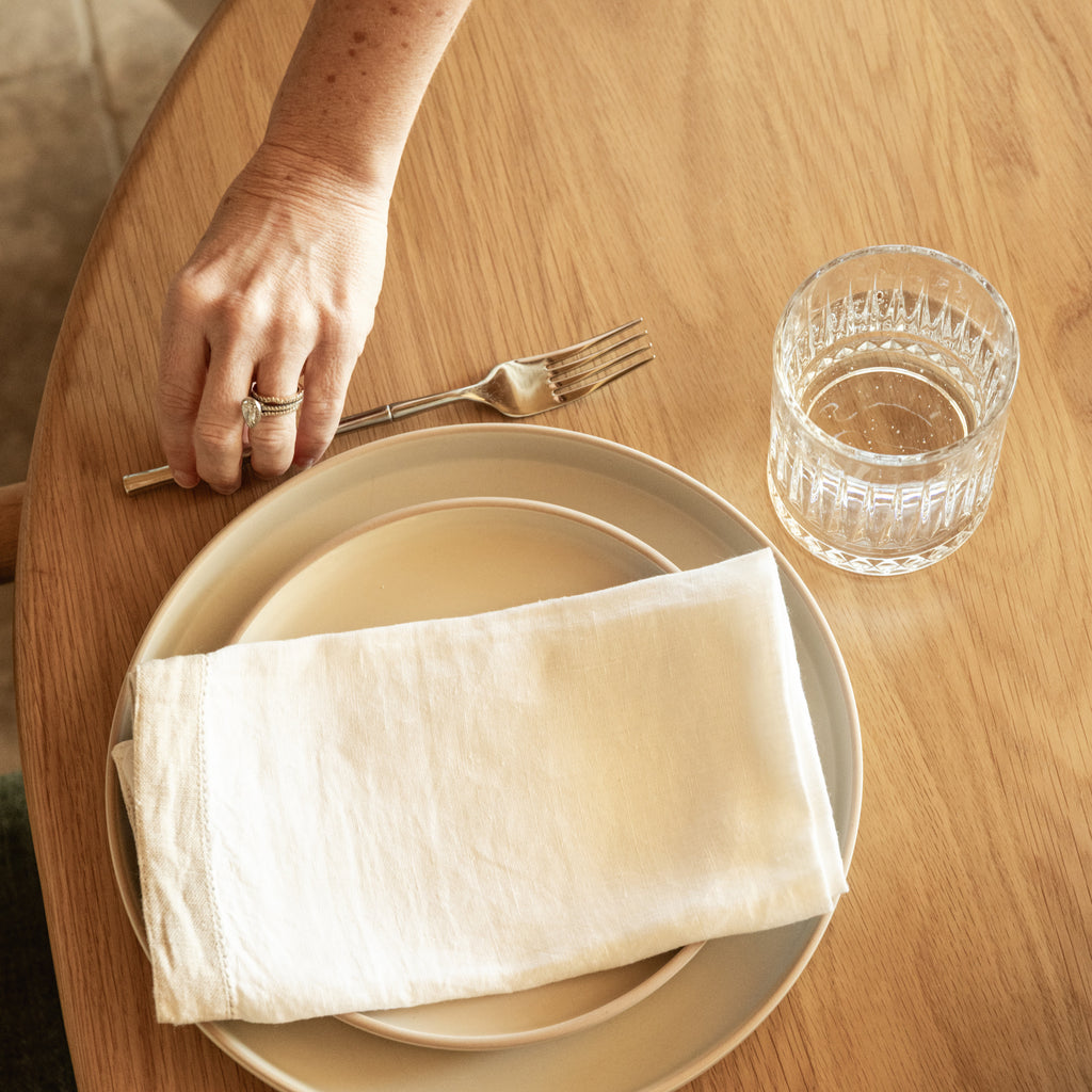 Luno-Oval-Dining-Table--SHARED--detail-6-sq