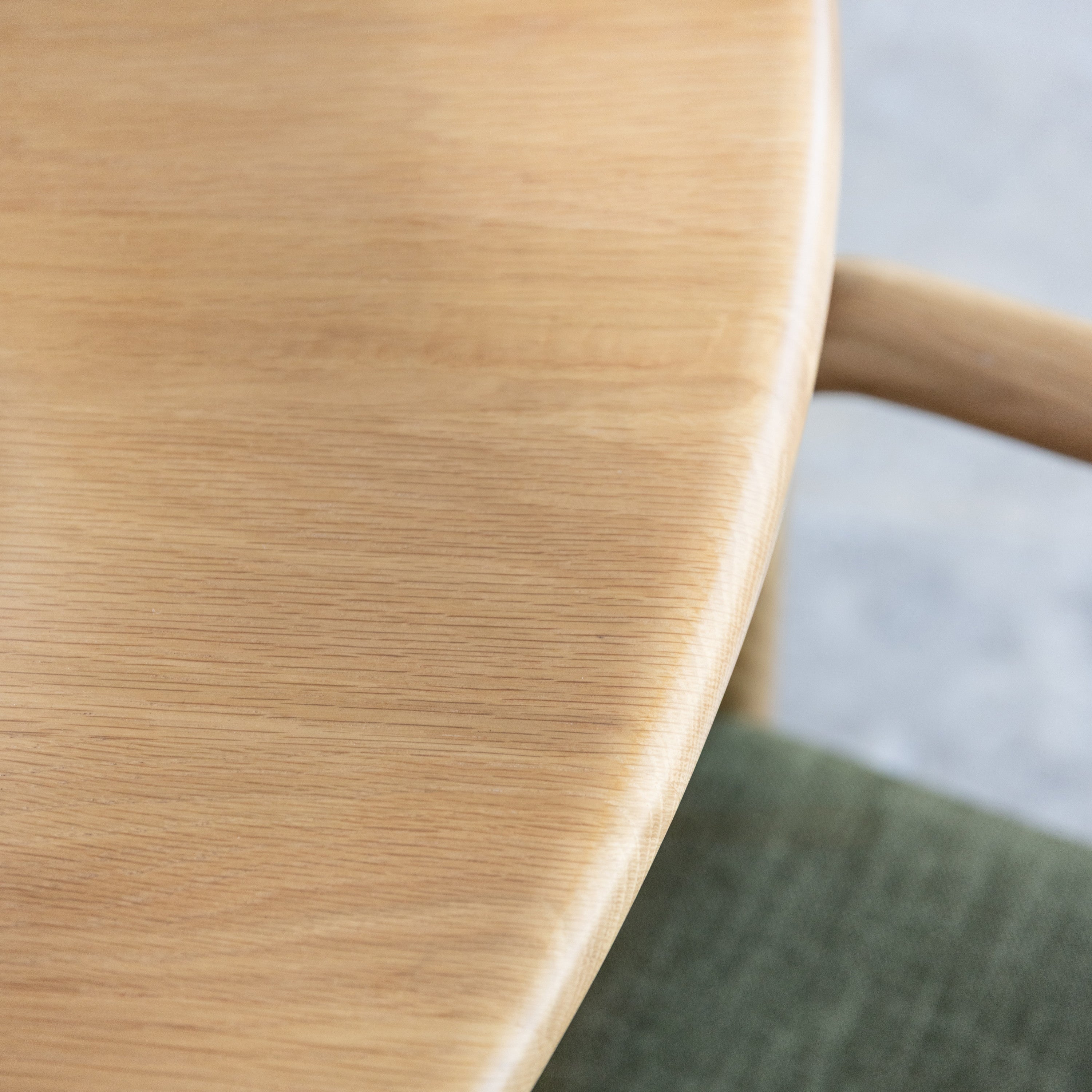 Luno-Round-Dining-Table-Oak-130cm--RL1013--detail-3-sq.jpg