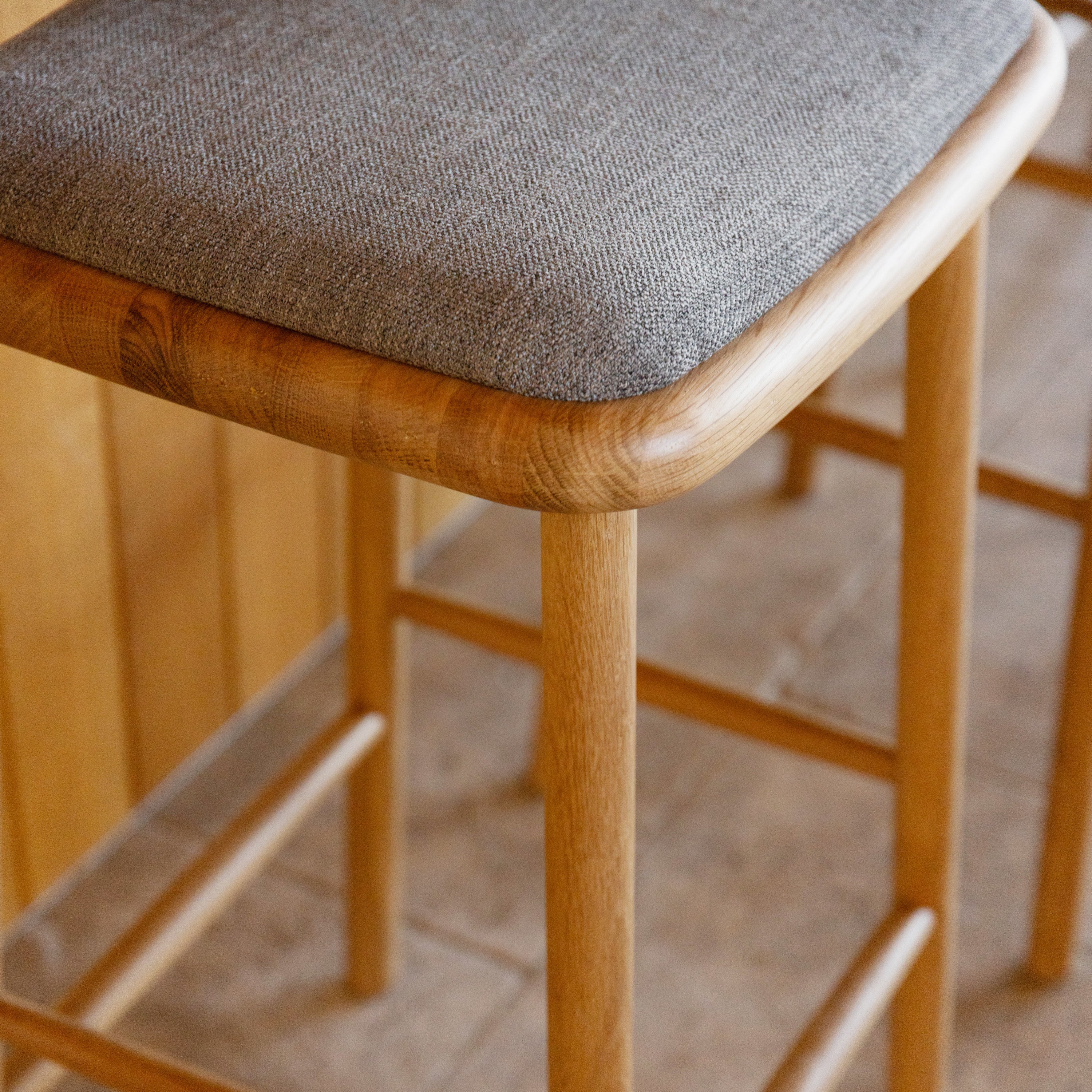 anton-bar-stool-oak-pewter-grey-fabric-DF8CA1--detail-sq