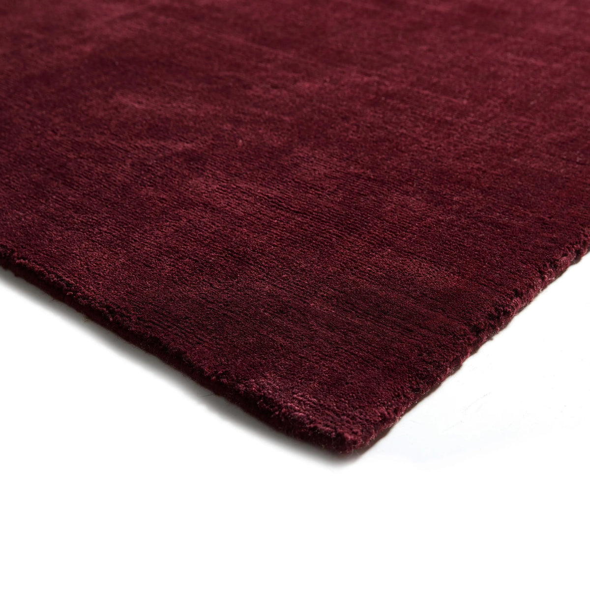iconbydesign-freya-nz-wool-rug-berry-red--SHARED--studio-a_detail-corner.webp