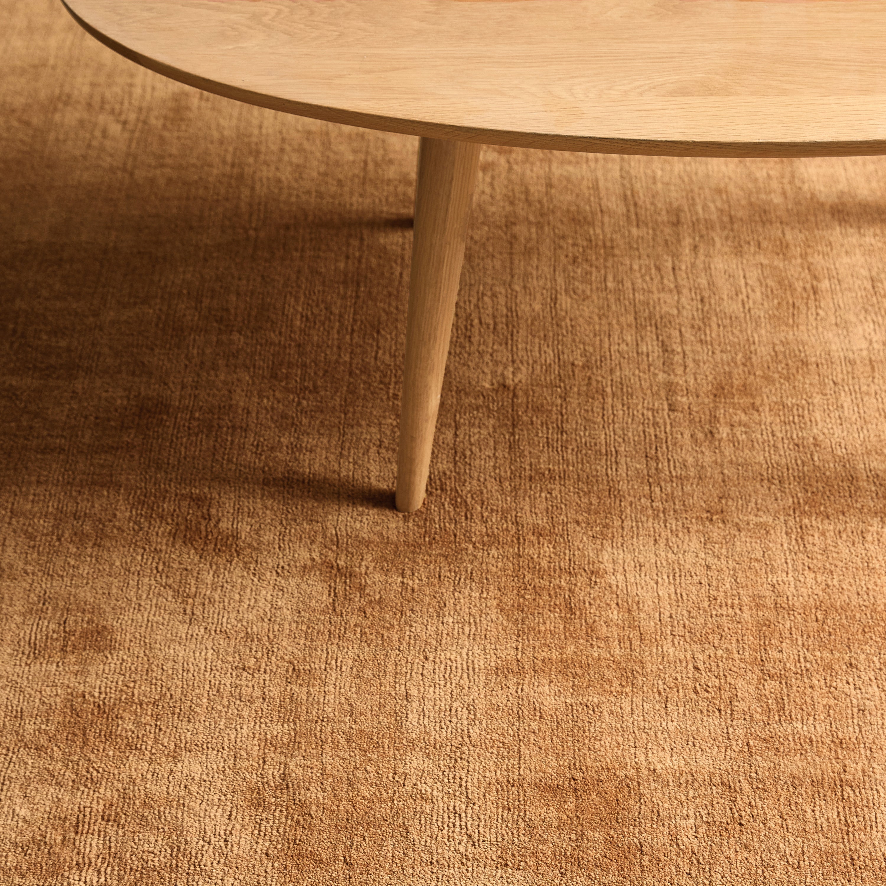 iconbydesign-freya-nz-wool-rug-pale-toasted-nutmeg-lifestyle-detail-b_uhnukn.jpg