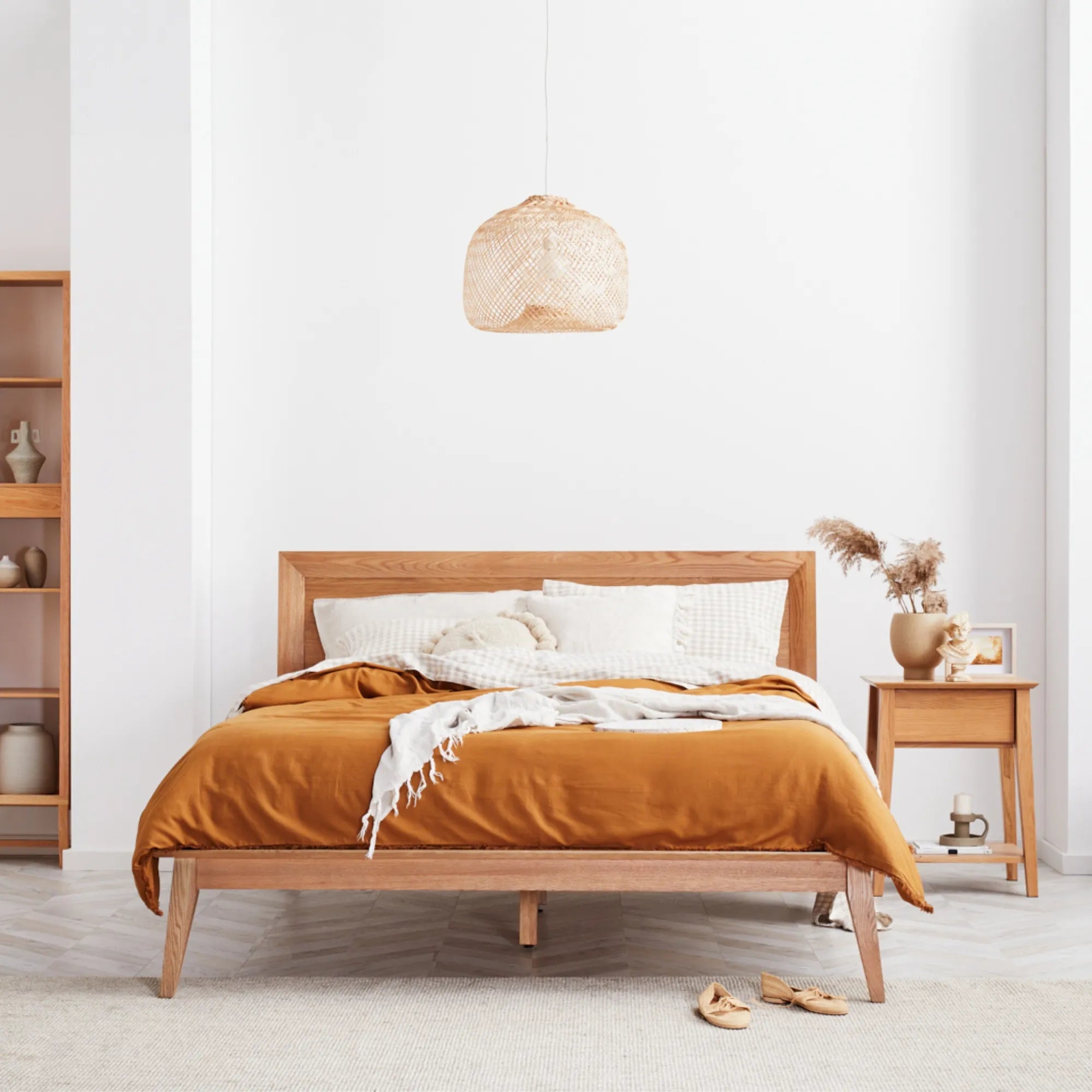 iconbydesign-jolanda-bed-frame-king-oak--OS1003--1_lifestyle.webp