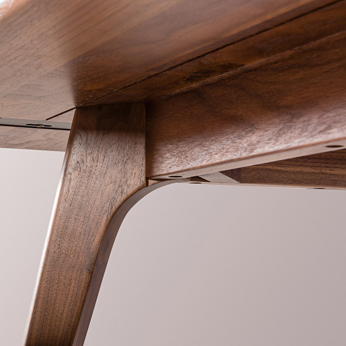 iconbydesign-magnus-coffee-table-round-walnut--OW1229--studio-d_detail.webp