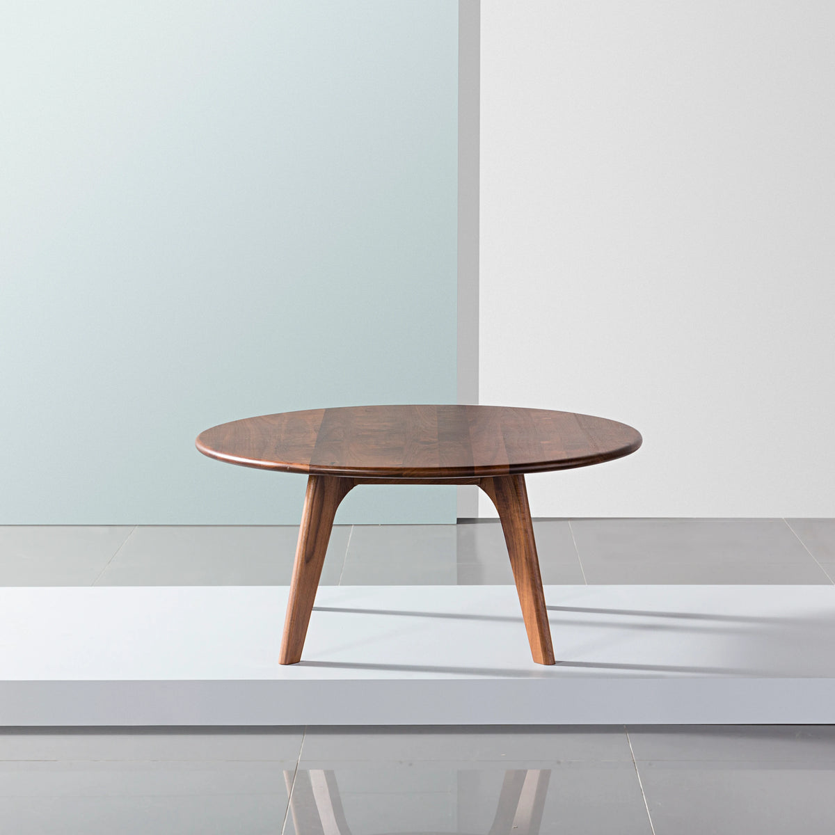 iconbydesign-magnus-coffee-table-round-walnut--OW1229--studio-d_shot-front.webp