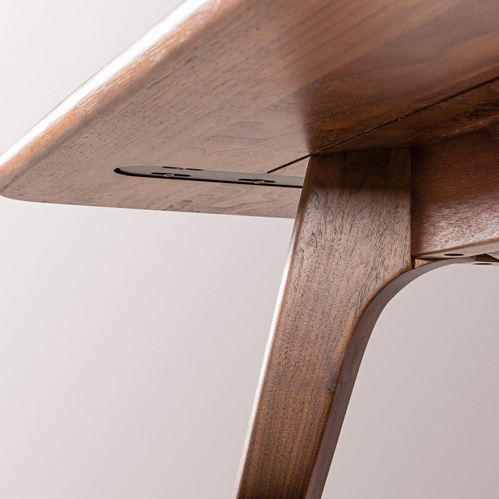 iconbydesign-magnus-coffee-table-walnut--OW1230--studio-d_detail-side-finish.webp
