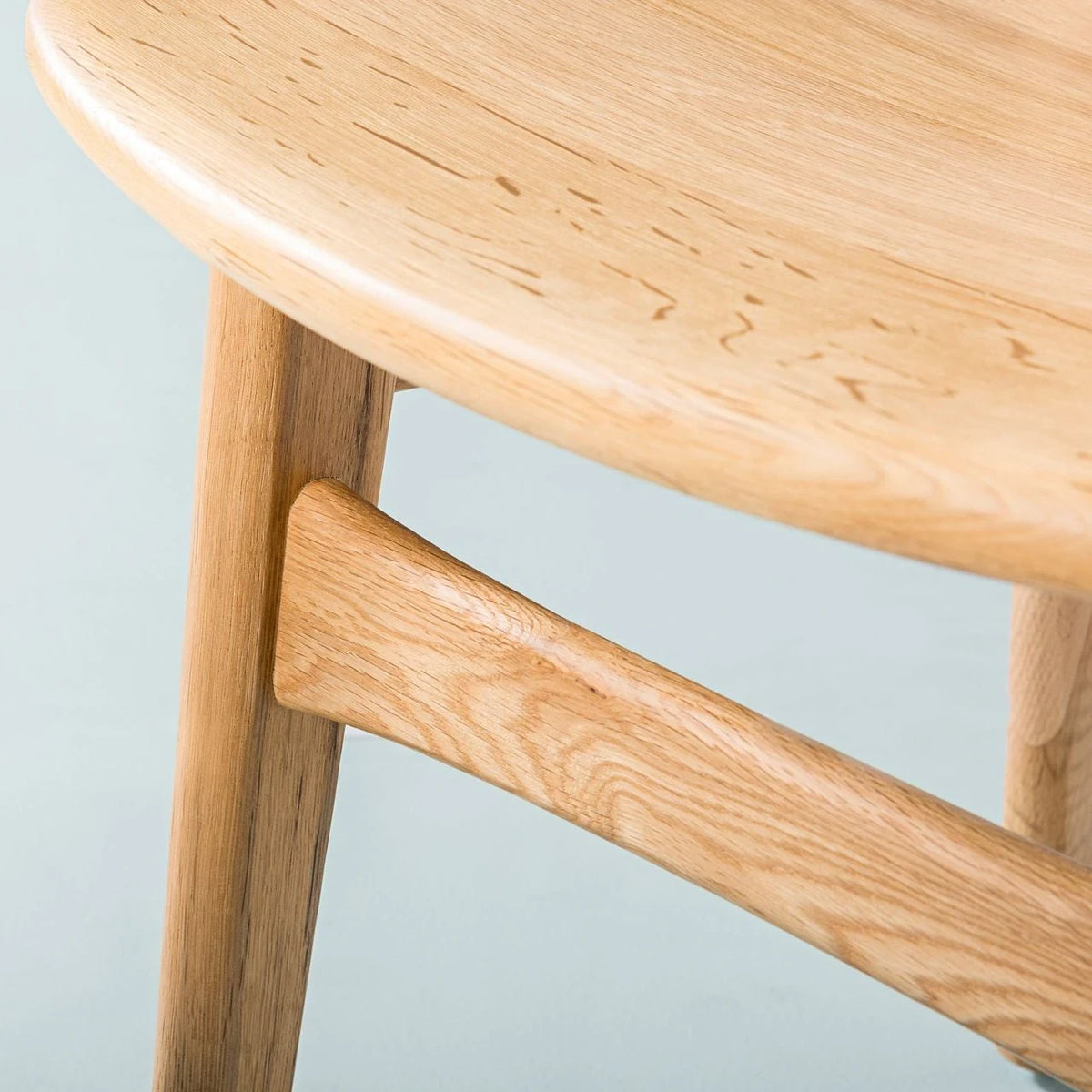 iconbydesign-magnus-dining-chair-oak-solid-seat--OW1016--studio-d_detail-4.webp