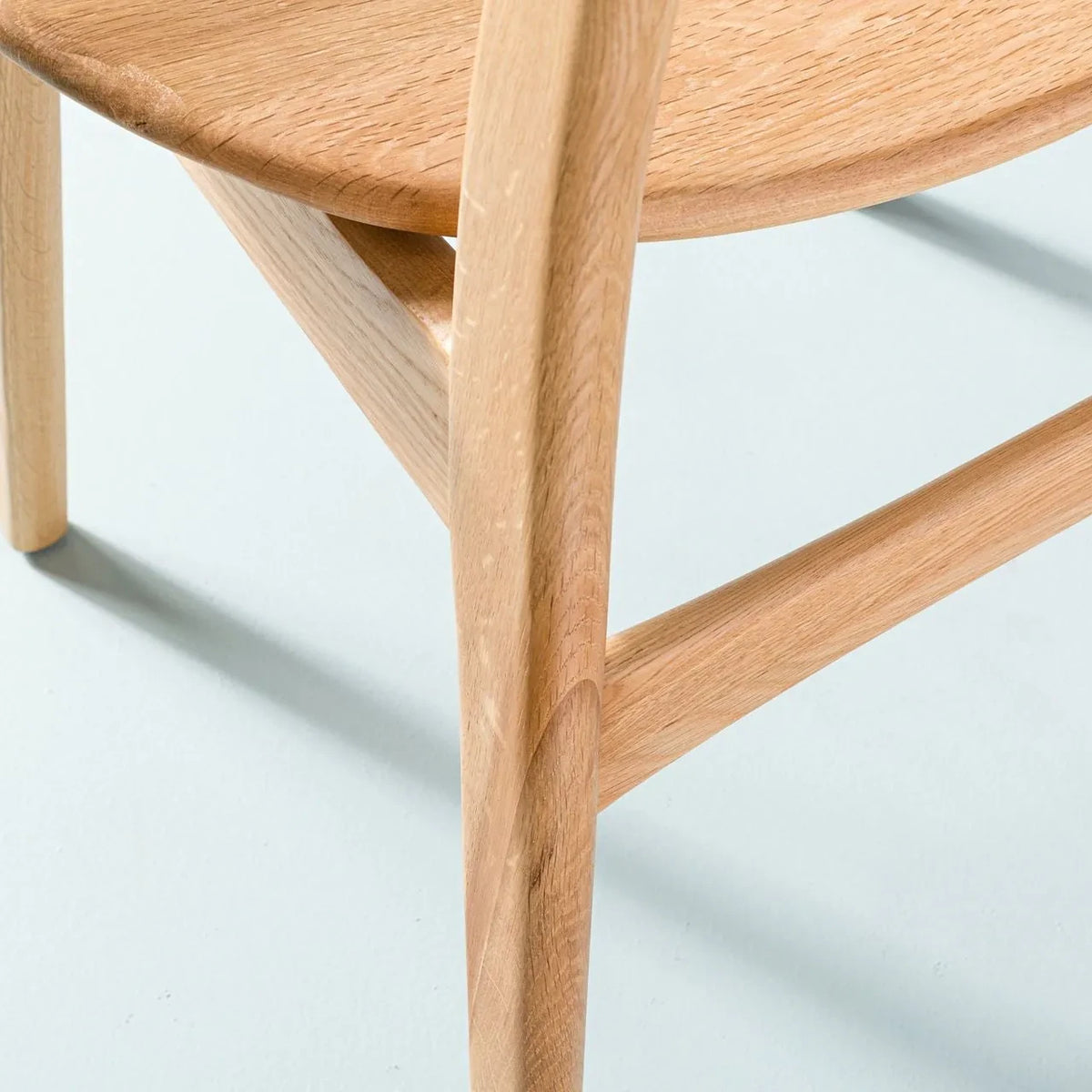 iconbydesign-magnus-dining-chair-oak-solid-seat--OW1016--studio-d_detail-5.webp