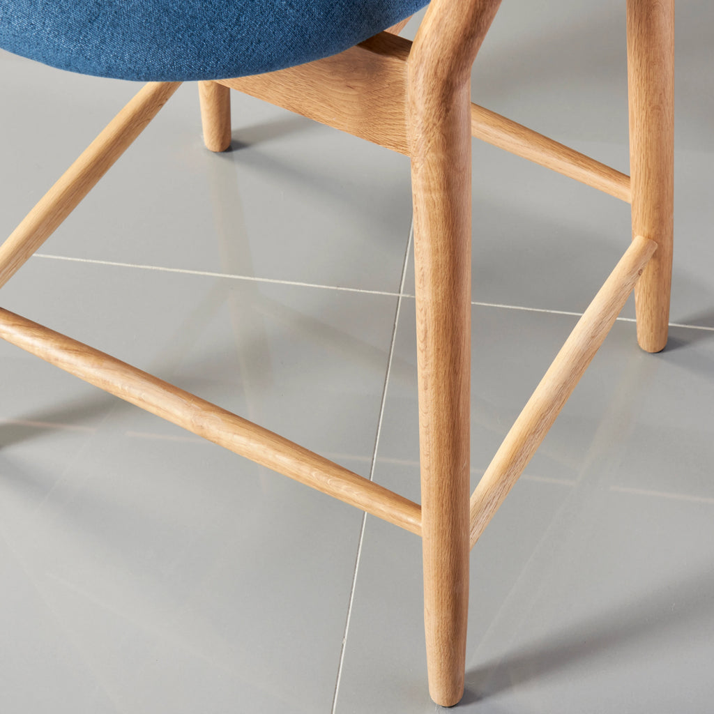 iconbydesign-olivia-bar-stool-oak-denim-blue-fabric--DF6MA1--detail.webp