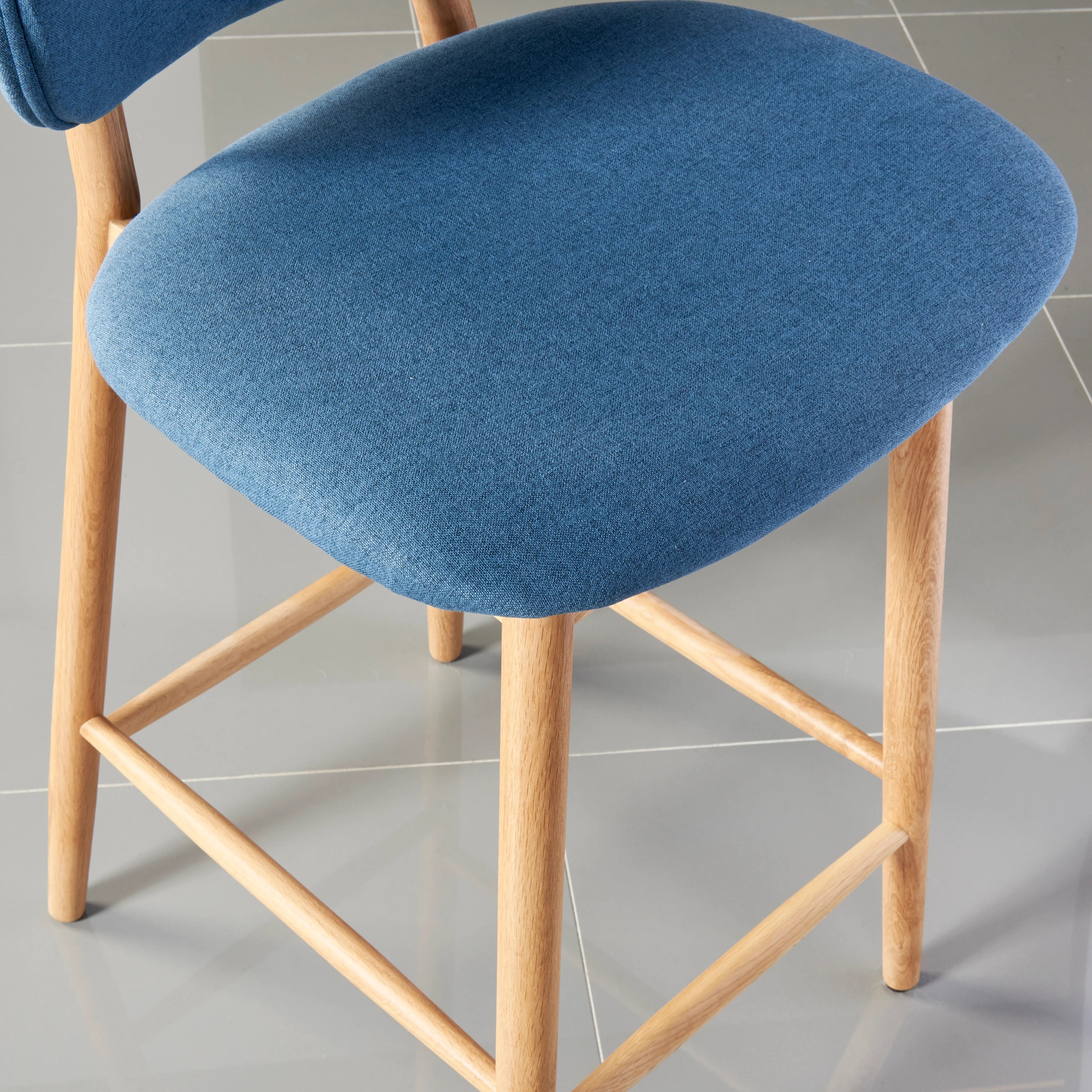 iconbydesign-olivia-bar-stool-oak-denim-blue-fabric--DF6MA1--studio-d_detail-2.webp