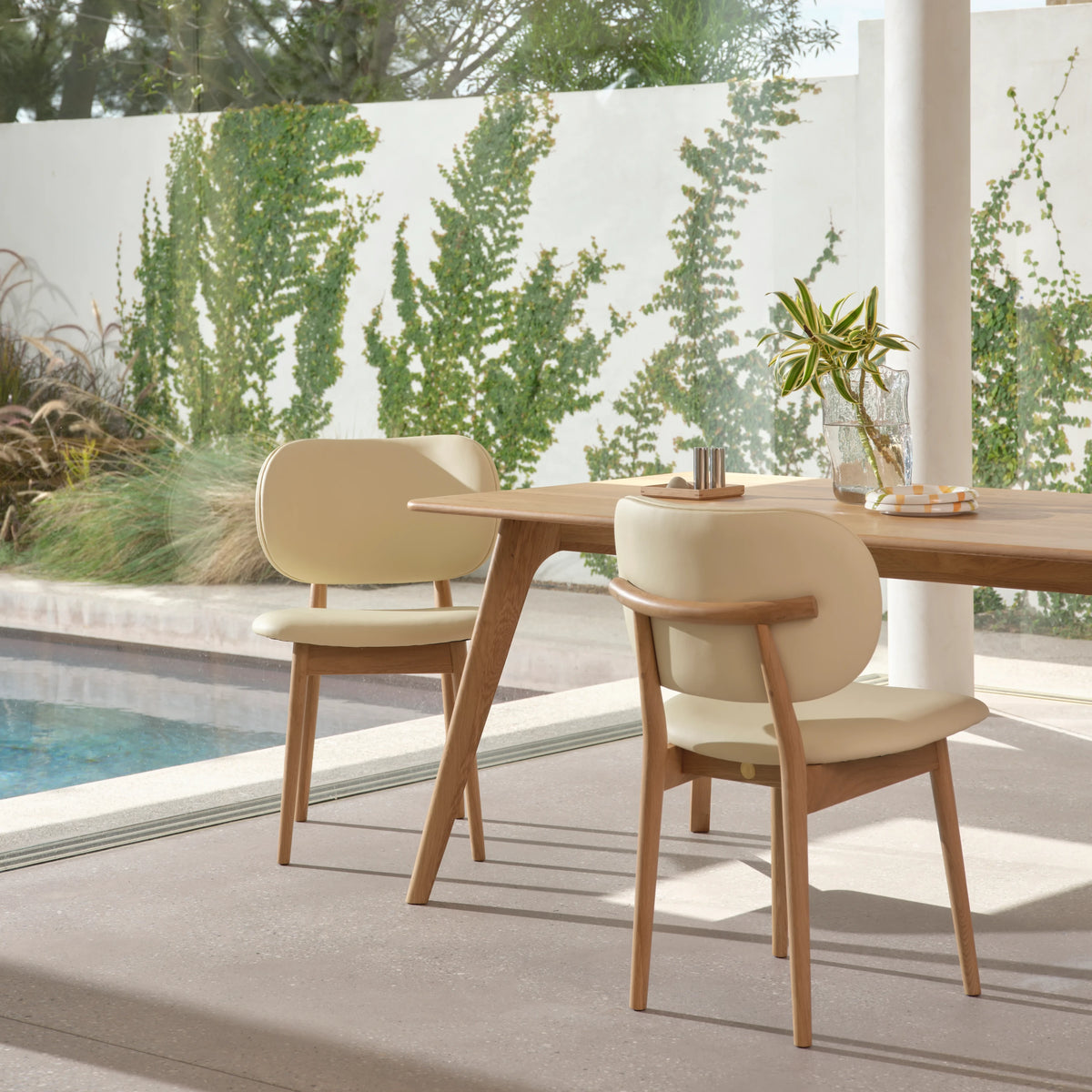 iconbydesign-olivia-dining-chair-oak-cream-leather--DF3HA1--lifestyle-1_groupshot-1.webp