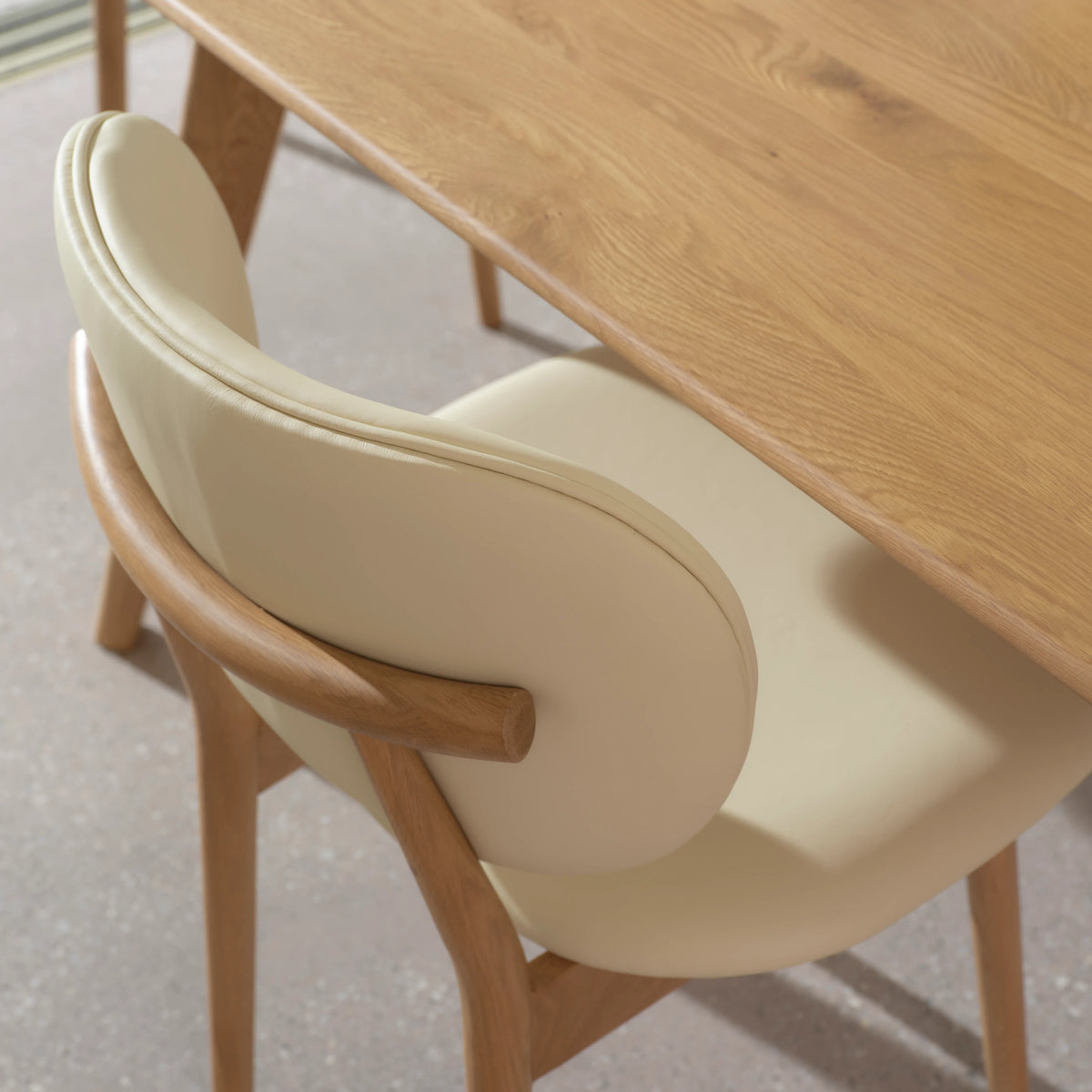 iconbydesign-olivia-dining-chair-oak-cream-leather--DF3HA1--lifestyle-2_detail-back-1.webp