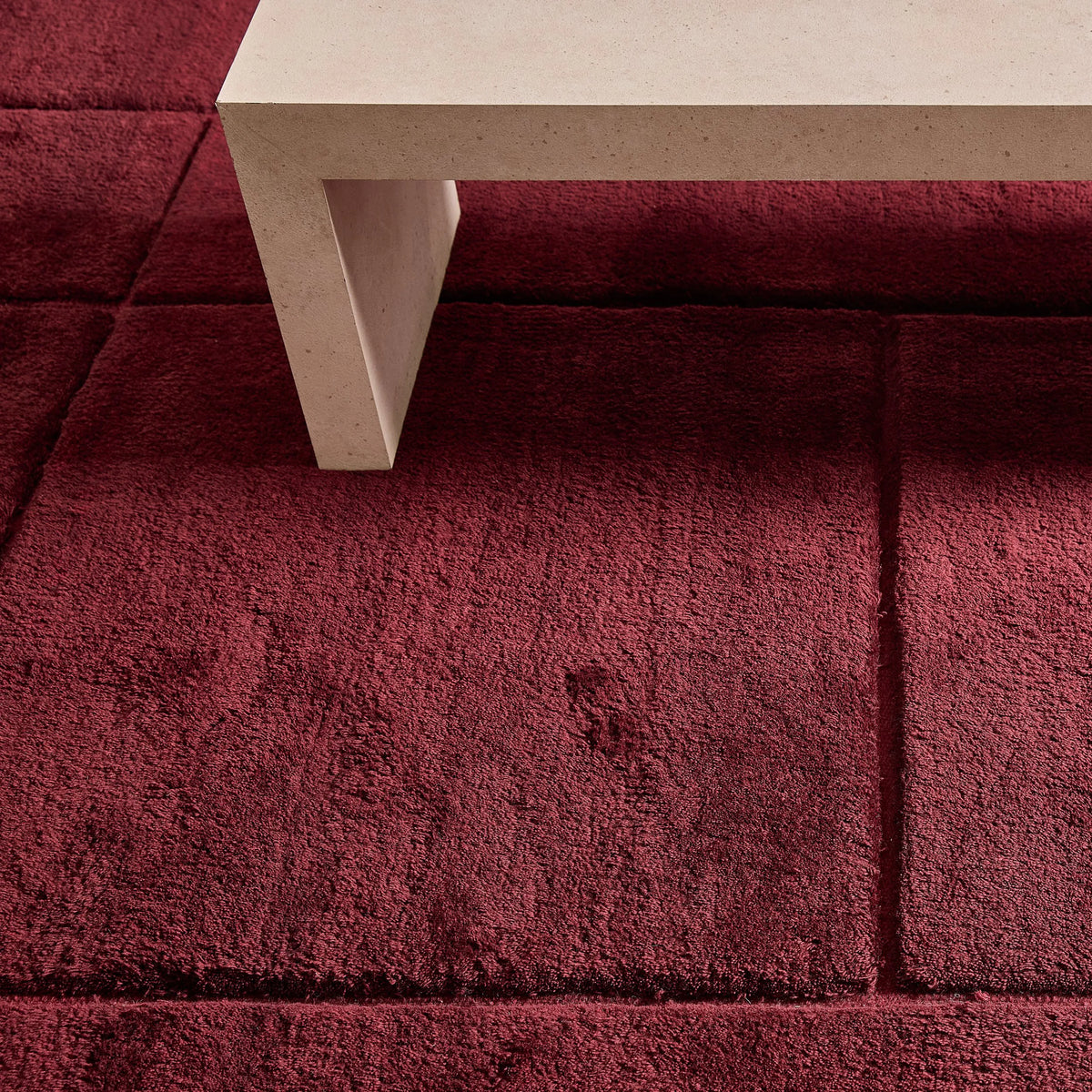 iconbydesign-tegel-nz-wool-rug-berry-red--SHARED--lifestyle-2_detail-texture-b-2.webp