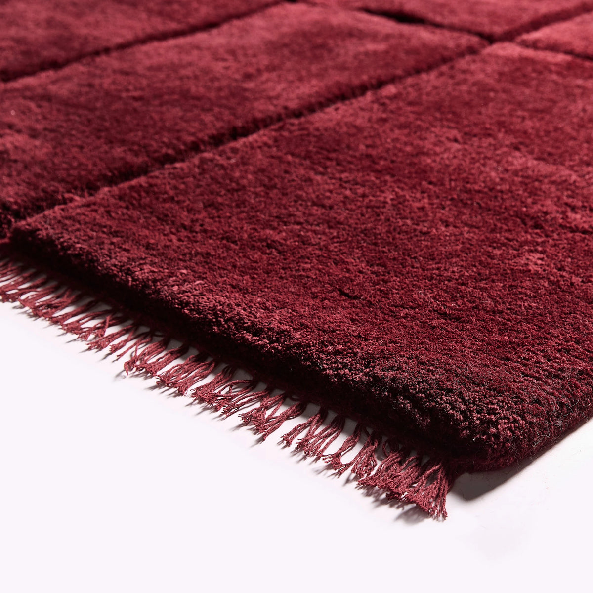 iconbydesign-tegel-nz-wool-rug-berry-red--SHARED--studio-a_detail-corner.webp
