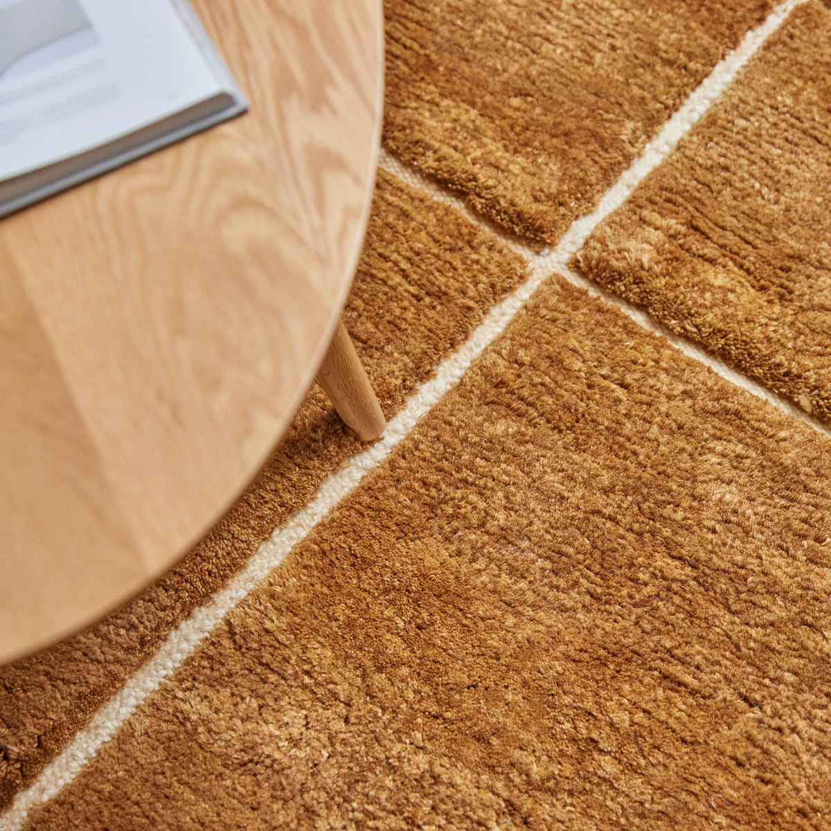 iconbydesign-tegel-nz-wool-rug-gingerbread--SHARED--lifestyle-2_detail-texture-b-2.webp