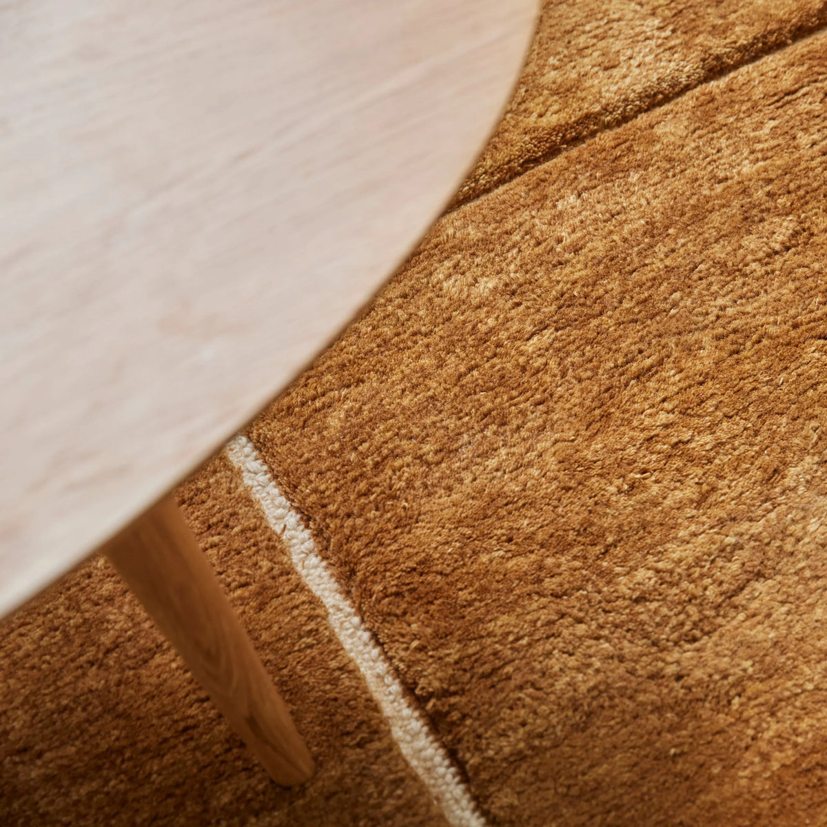 iconbydesign-tegel-nz-wool-rug-gingerbread--SHARED--lifestyle-2_detail-texture-b.webp