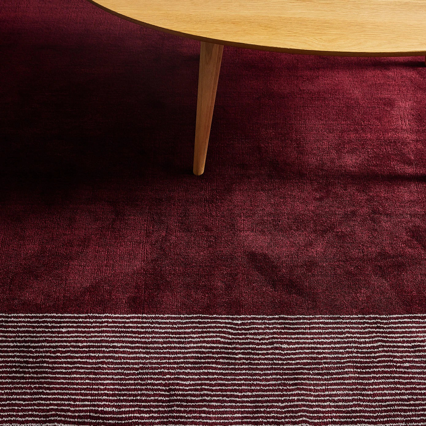iconbydesign-trea-nz-wool-rug-160x230-cm-berry-red--RF6AVA--lifestyle-1_detail-texture-b.webp