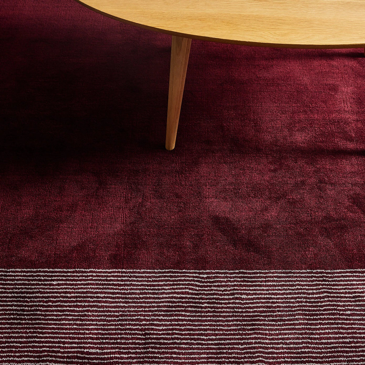 iconbydesign-trea-nz-wool-rug-160x230-cm-berry-red--RF6AVA--lifestyle-1_detail-texture-b.webp