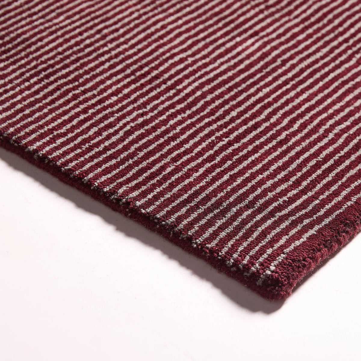 iconbydesign-trea-nz-wool-rug-160x230-cm-berry-red--RF6AVA--studio-a_detail-corner.webp