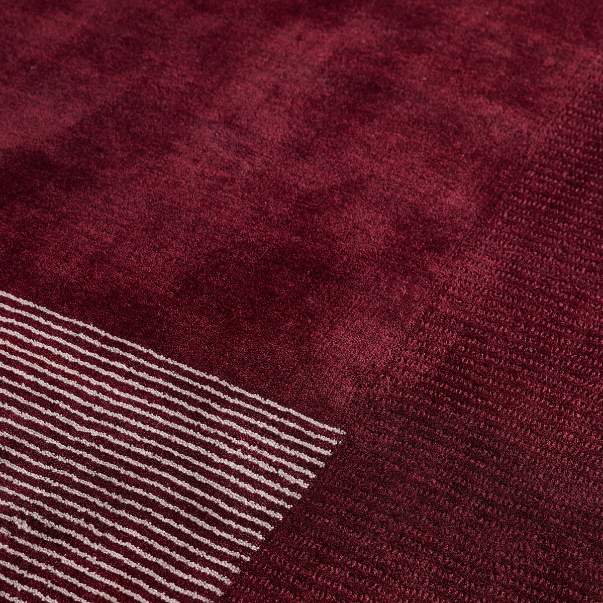 iconbydesign-trea-nz-wool-rug-160x230-cm-berry-red--RF6AVA--studio-a_detail-texture.webp
