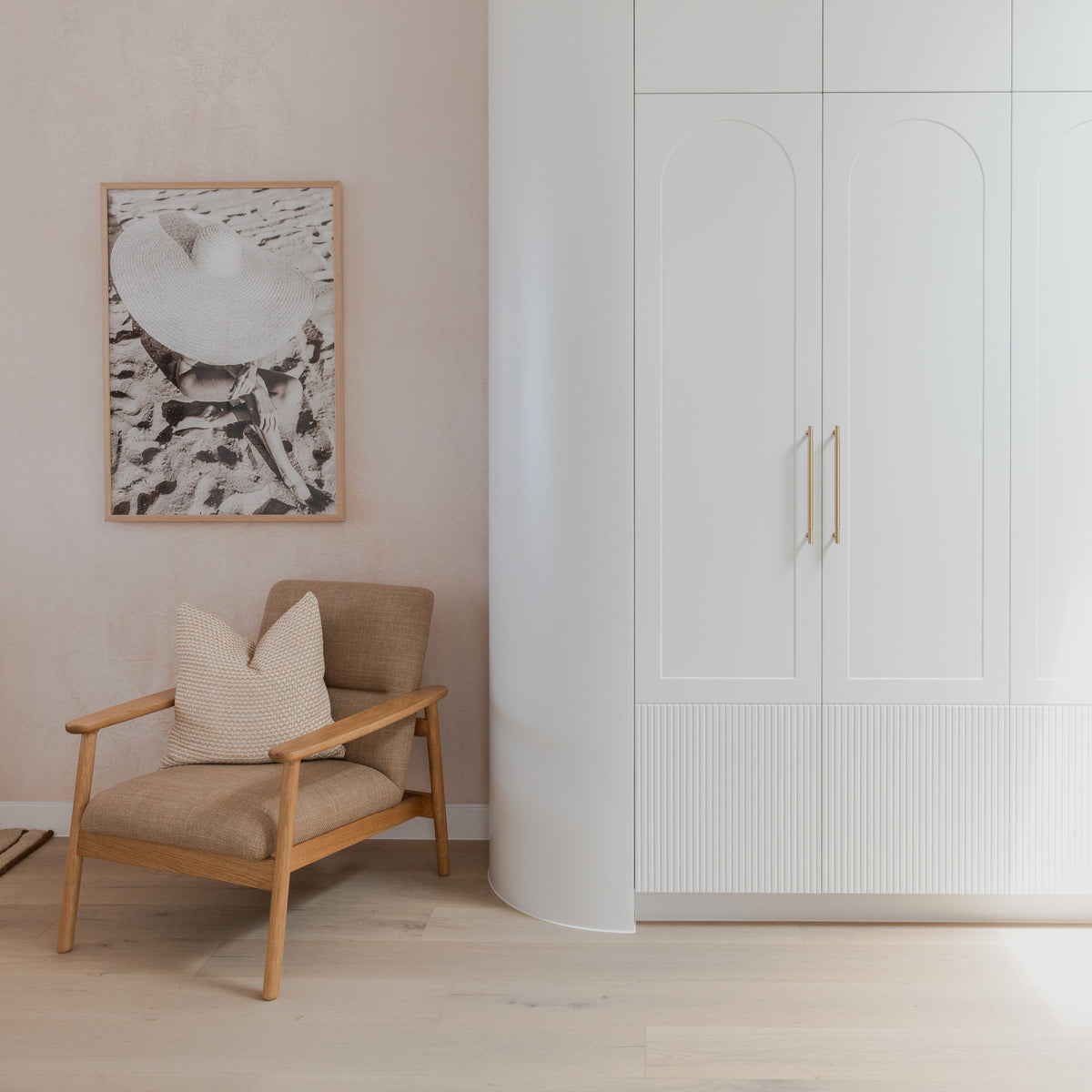 mysa-armchair-camel-LI7SA1-lifestyle-3_dbzraq