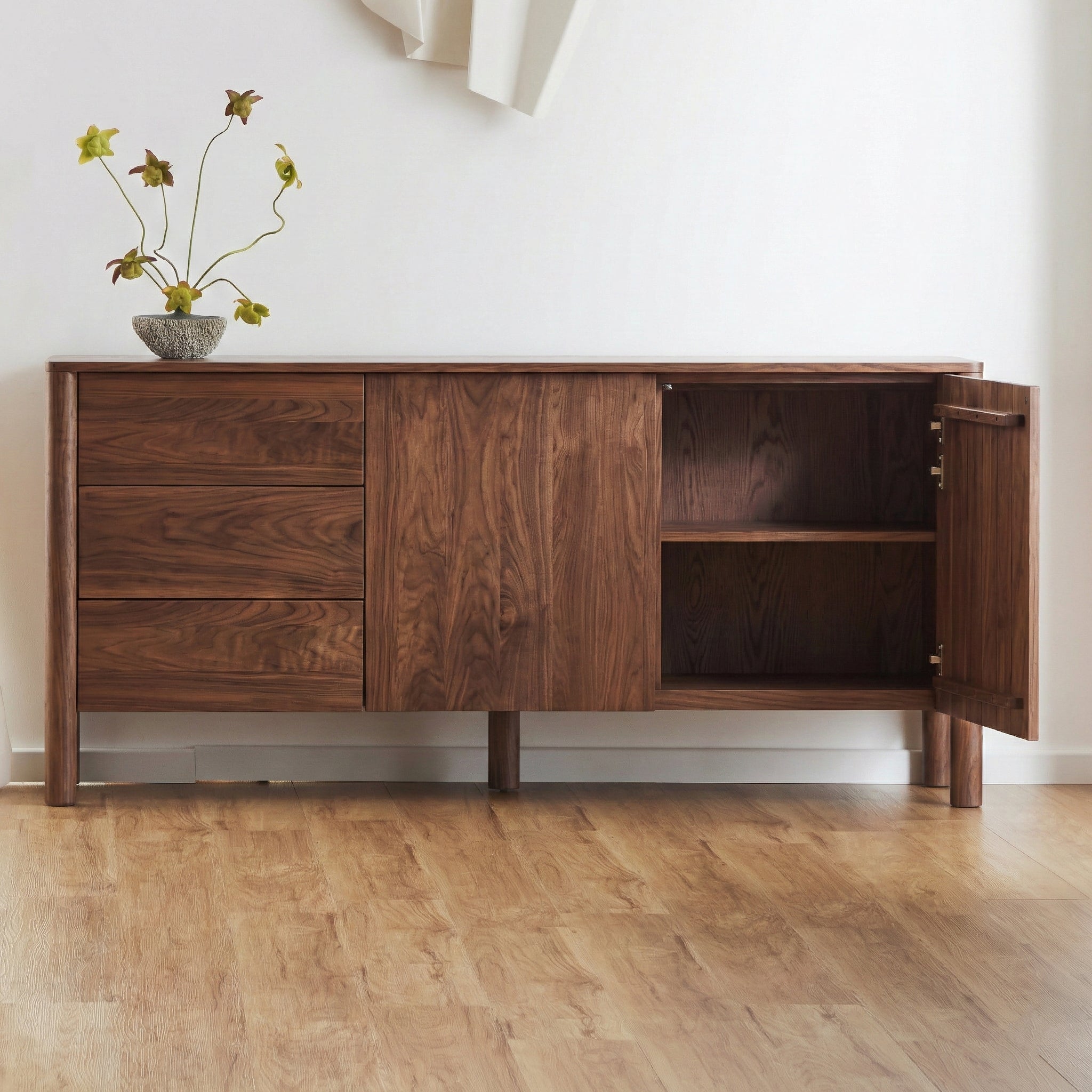 olivia-sideboard-71-solid-american-walnut-DE5ABA-detail-open-door_avgdfm